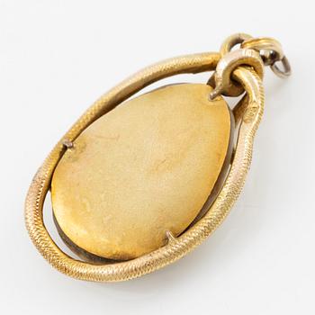 Pendant in 14K gold with mother-of-pearl and a rose-cut diamond.