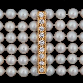 A 6-strands pearl choker with brilliant-cut diamonds, total carat weight circa 0.90 ct.