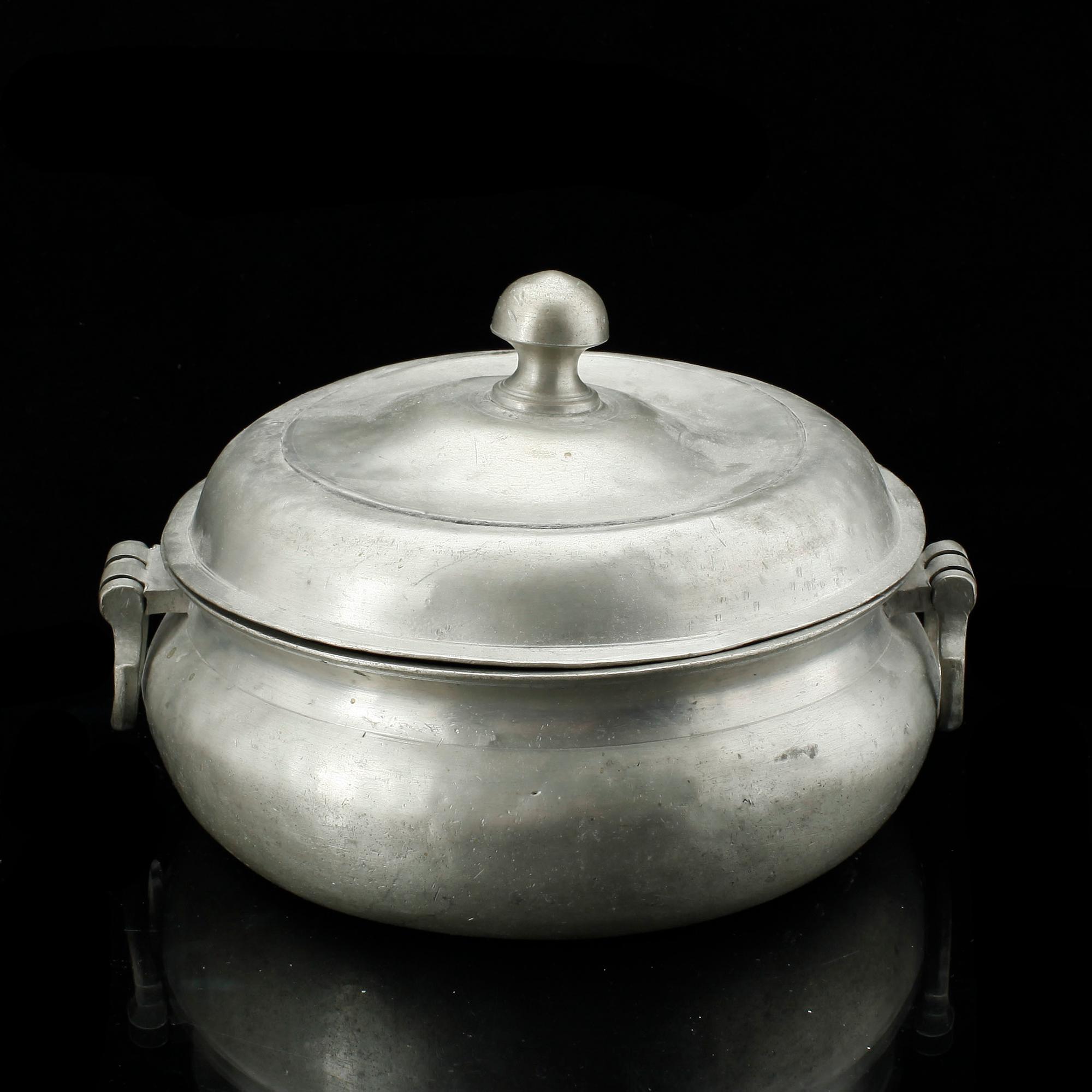 GRÖTSKÅL, tenn, 1700-tal. Odefinierade stämplar.