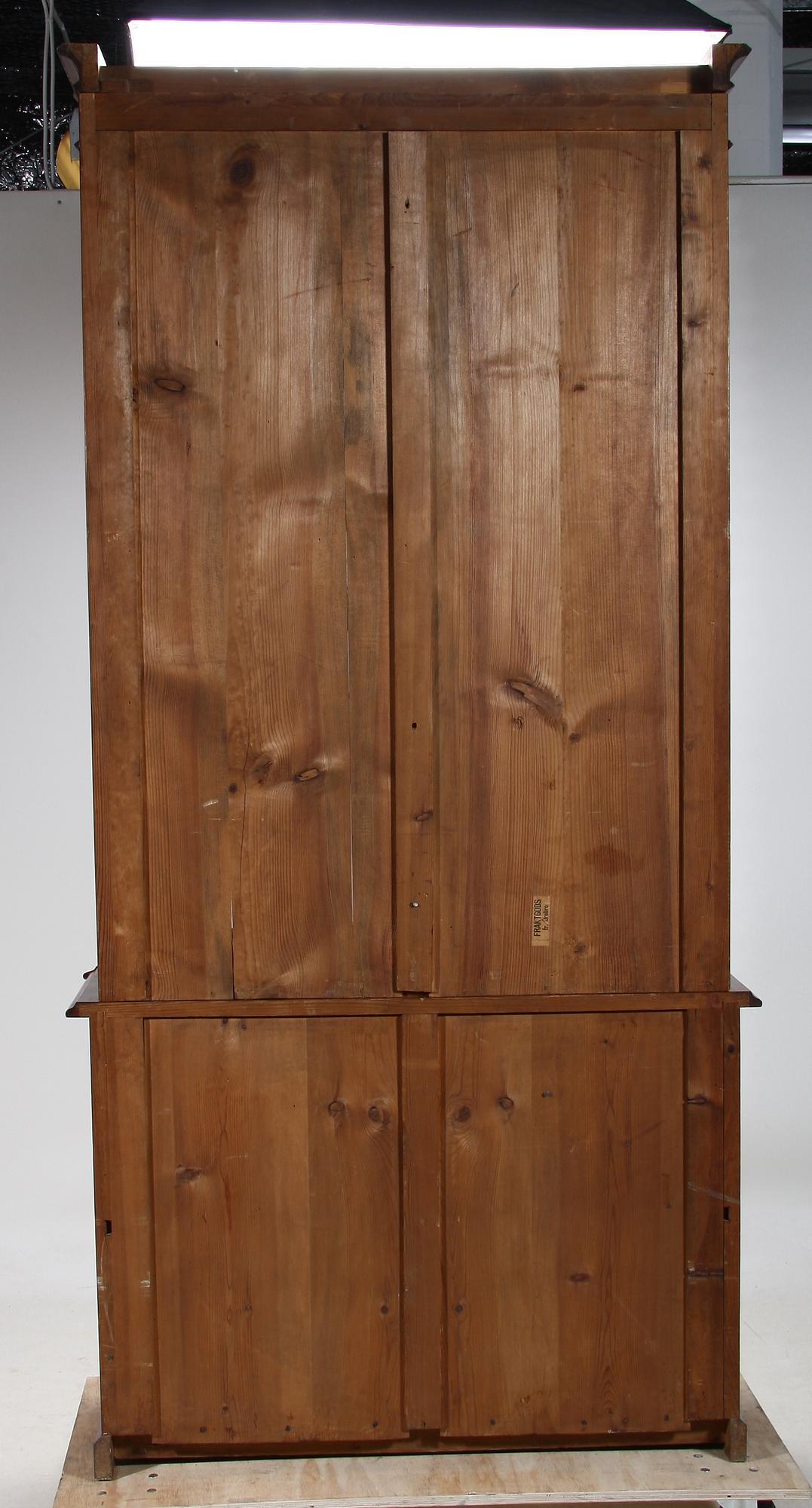 BOKSKÅP. 1800-tal. Nygotik.