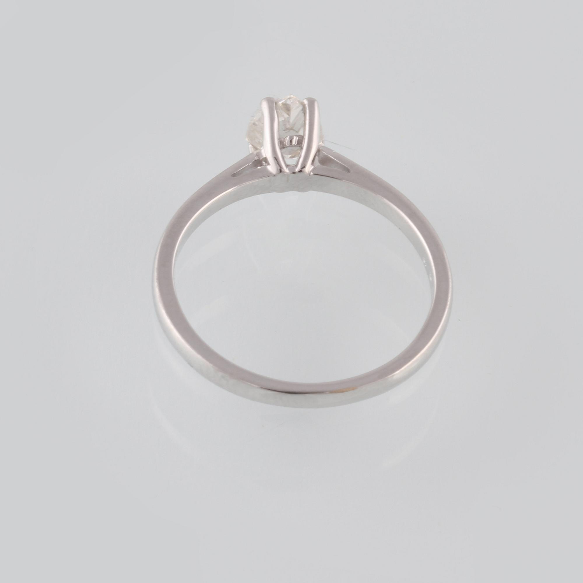 RING, 18K vitguld med droppslipad diamant ca 0.60 ct. Vikt 2,4 gram.