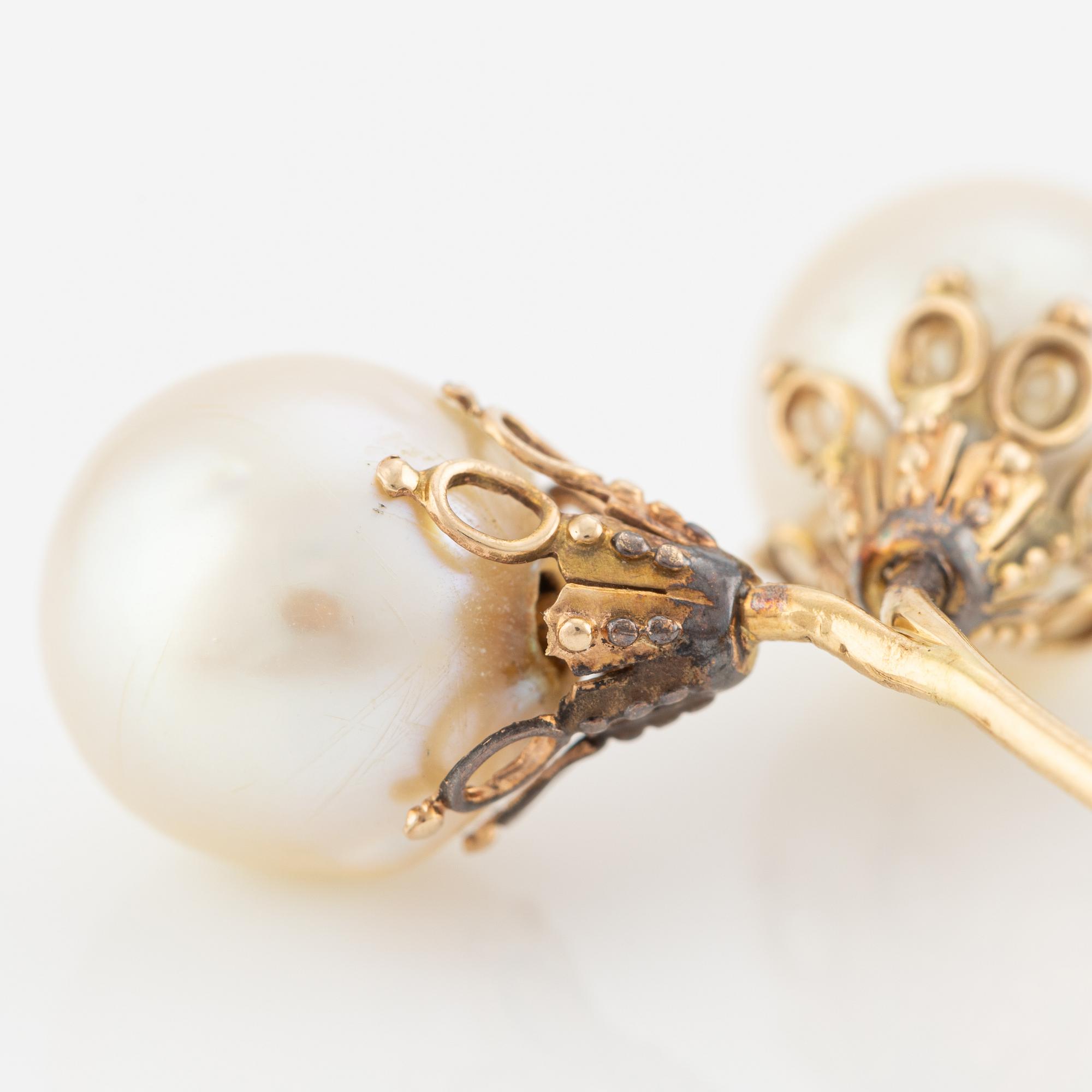 Brooch, pin, 18K gold with pearls.