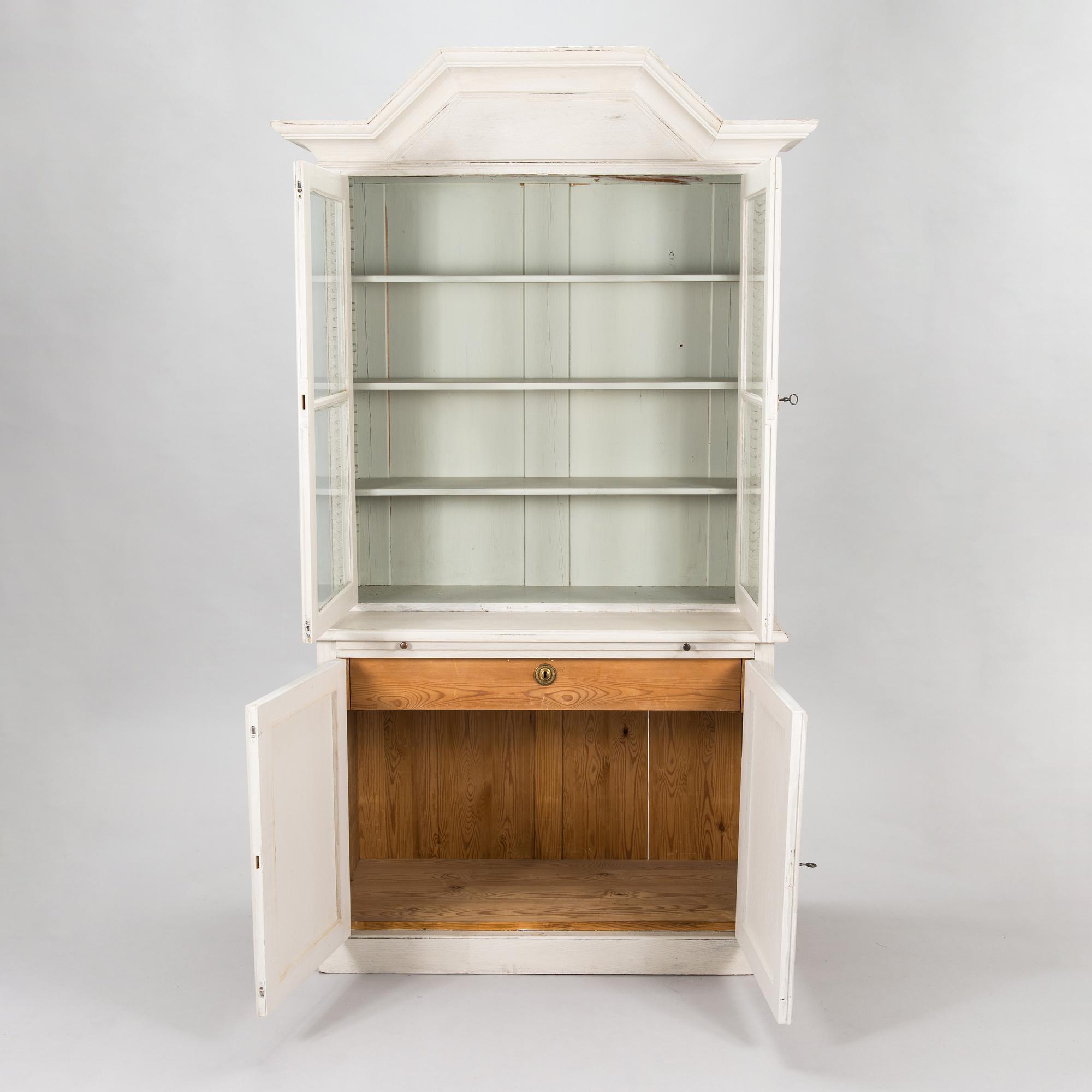 Vitrinskåp, sekelskiftet 1900.