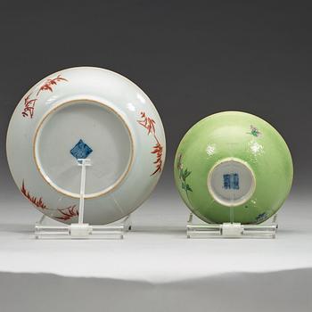 An apple green sgrafitto cup with stand, late Qing dynasty with seal mark (1644-1912).