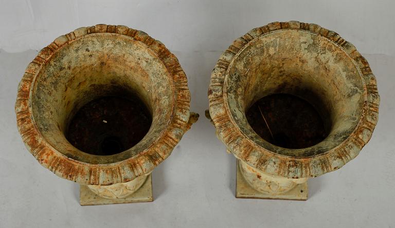 TRÄDGÅRDSURNOR, 1 par, gjutjärn, J&C G Bolinder Stockholm, sekelskiftet 1900.