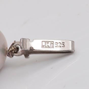 A pearl collier with cultured pealrs and sterling silver clasp.