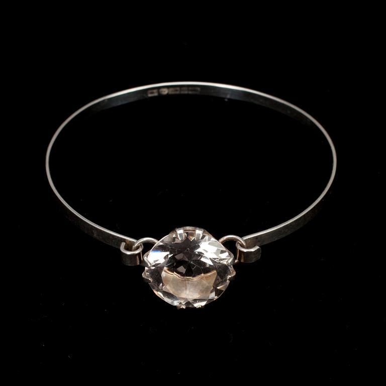 ARMBAND, 5 st. silver, bergskristall, rosenkvarts, rökkvarts, spektrolit. Finland 1959-70.