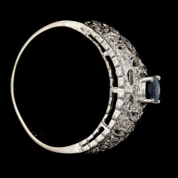 RING, 14k vitguld med oval safir samt micropavé av briljantslipade diamanter. Vikt ca 4,4 gram.