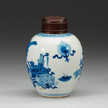 A blue and white jar, Qing dynasty Kangxi (1662-1722).