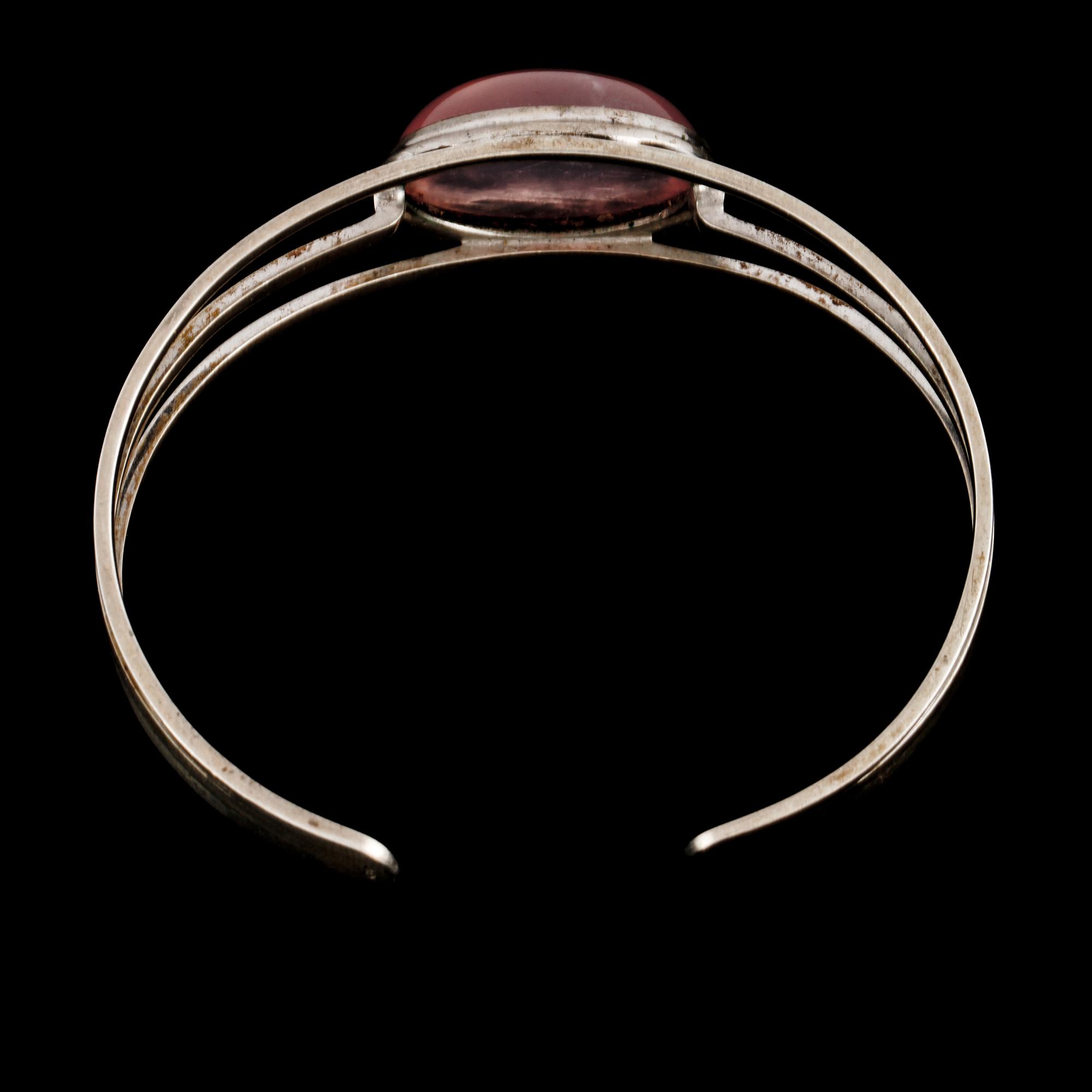 ARMRING, silver med cabochonslipad  rosenkvarts, importstämplad. Vikt 24,9 g.