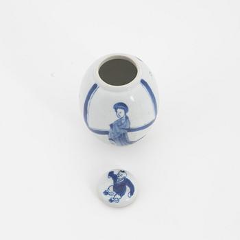 A small blue and white jar with cover, Qing dynasty, Kangxi (1662-1722).