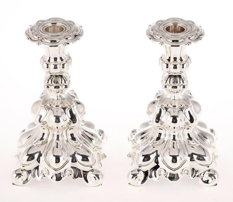 LJUSSTAKAR, ett par, silver, rokokostil, 1900-tal. Importstmpl.