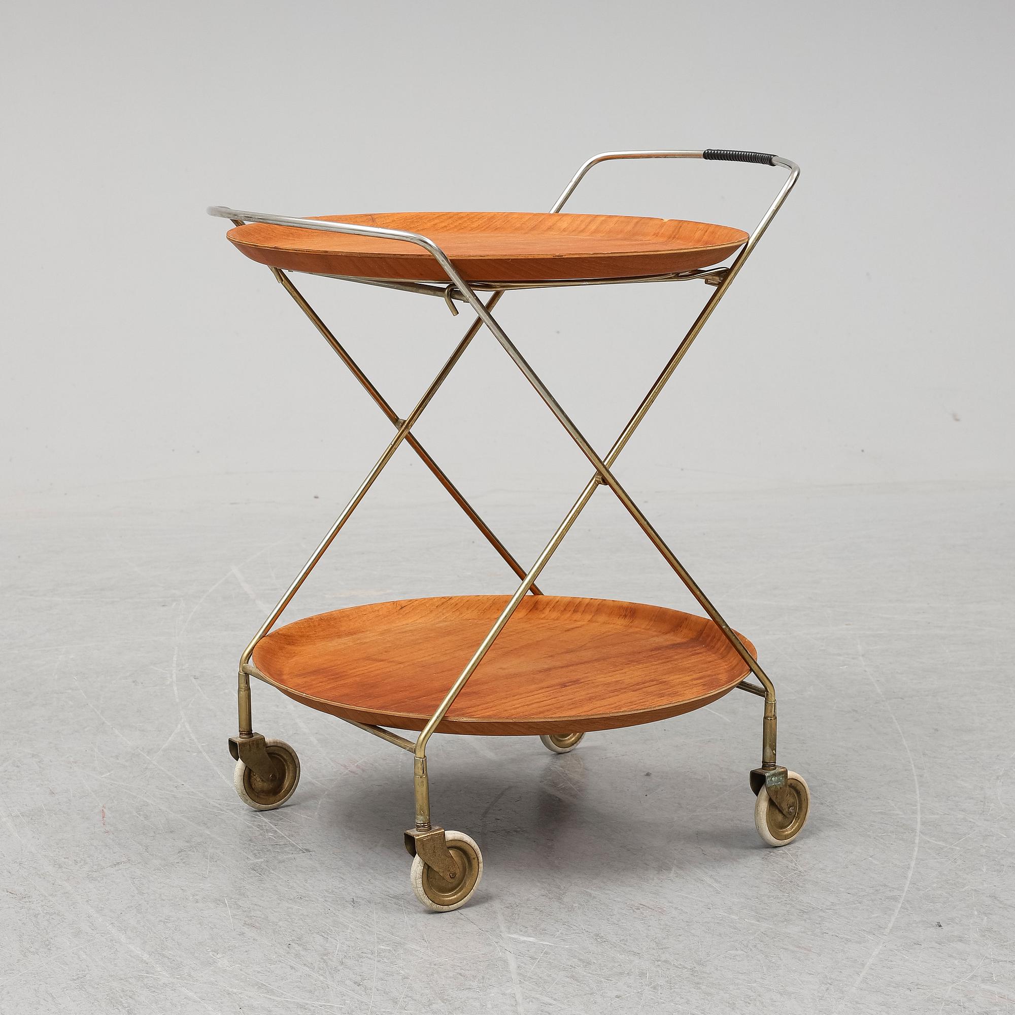 A drinks trolley from J-H Fabrikerna, Sävsjö, 1960-tal.Två lösa, runda brickor fanerade med teak. Märkta J-H Fabrikerna.