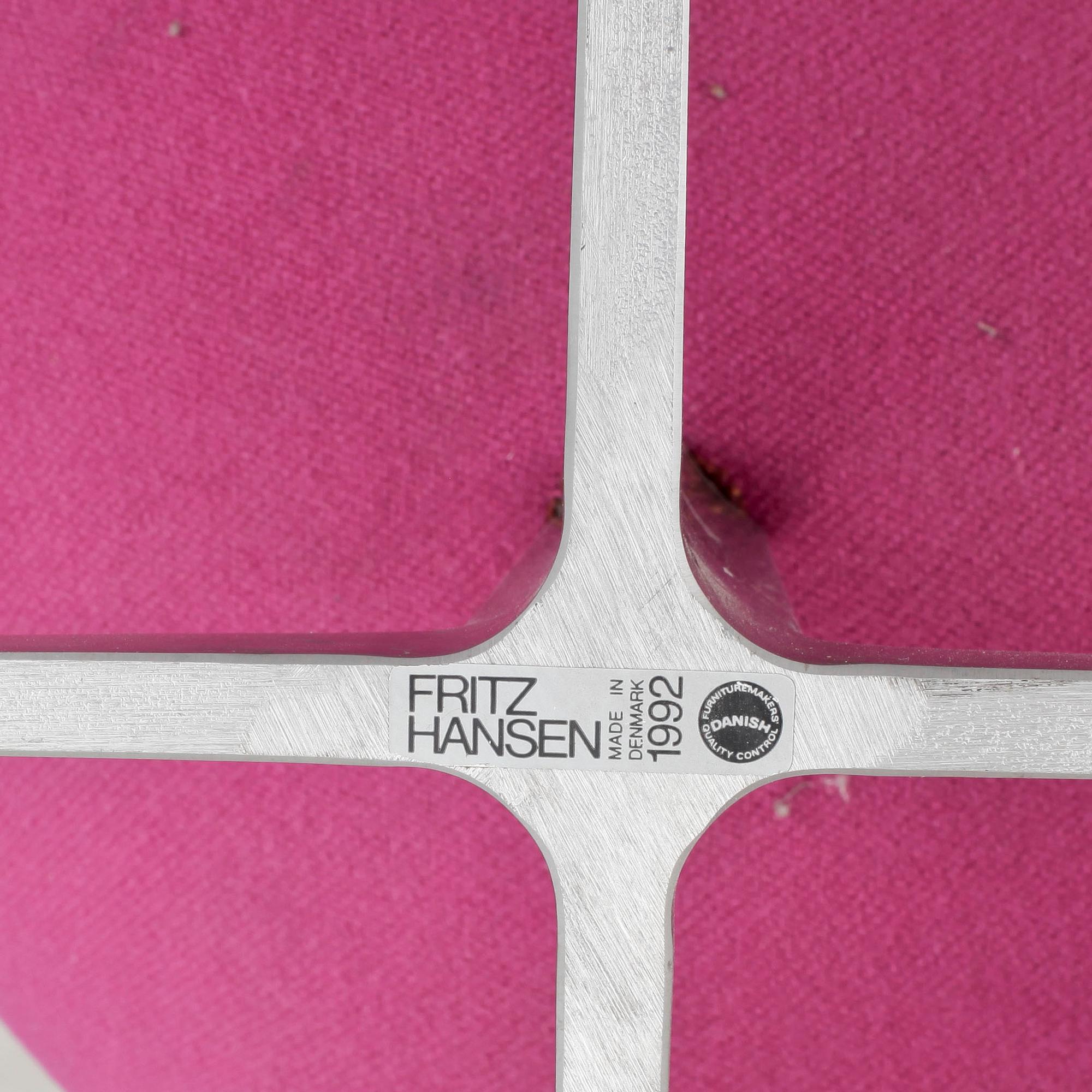 FOTPALL, "Ägget", Arne Jacobsen, Fritz Hansen, 1992.