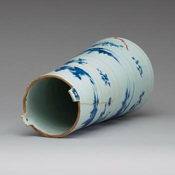 A large blue and white cannister, Qing dynasty, 18th Century.