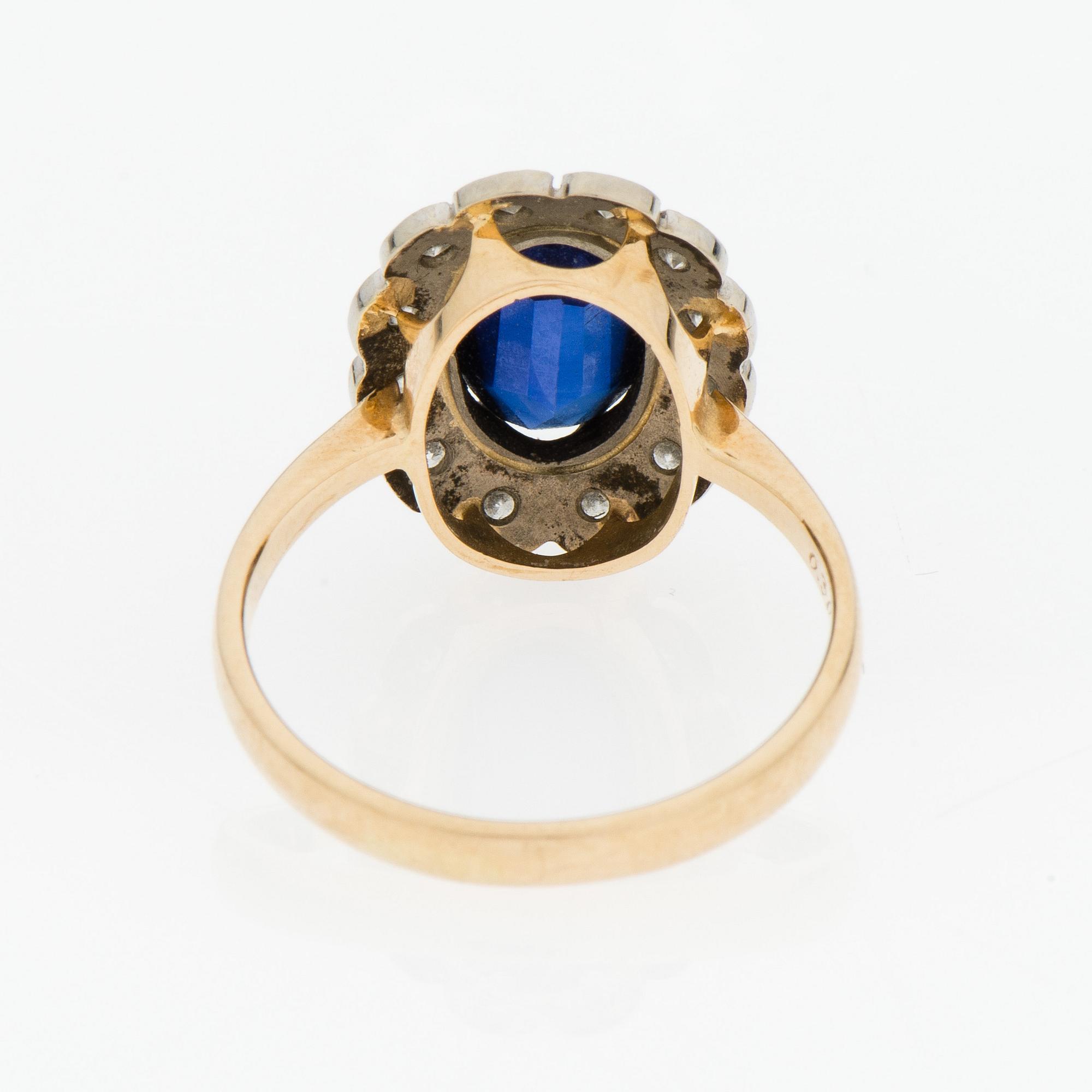 RING, 14K guld, briljantslipade diamanter, syntetisk safir. Pertti Aittila 1993.