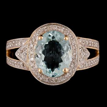 RING, 14k guld med oval akvamarin enligt uppgift 3,65 ct samt mindre briljantslipade diamanter. Vikt ca 5,6 gram.