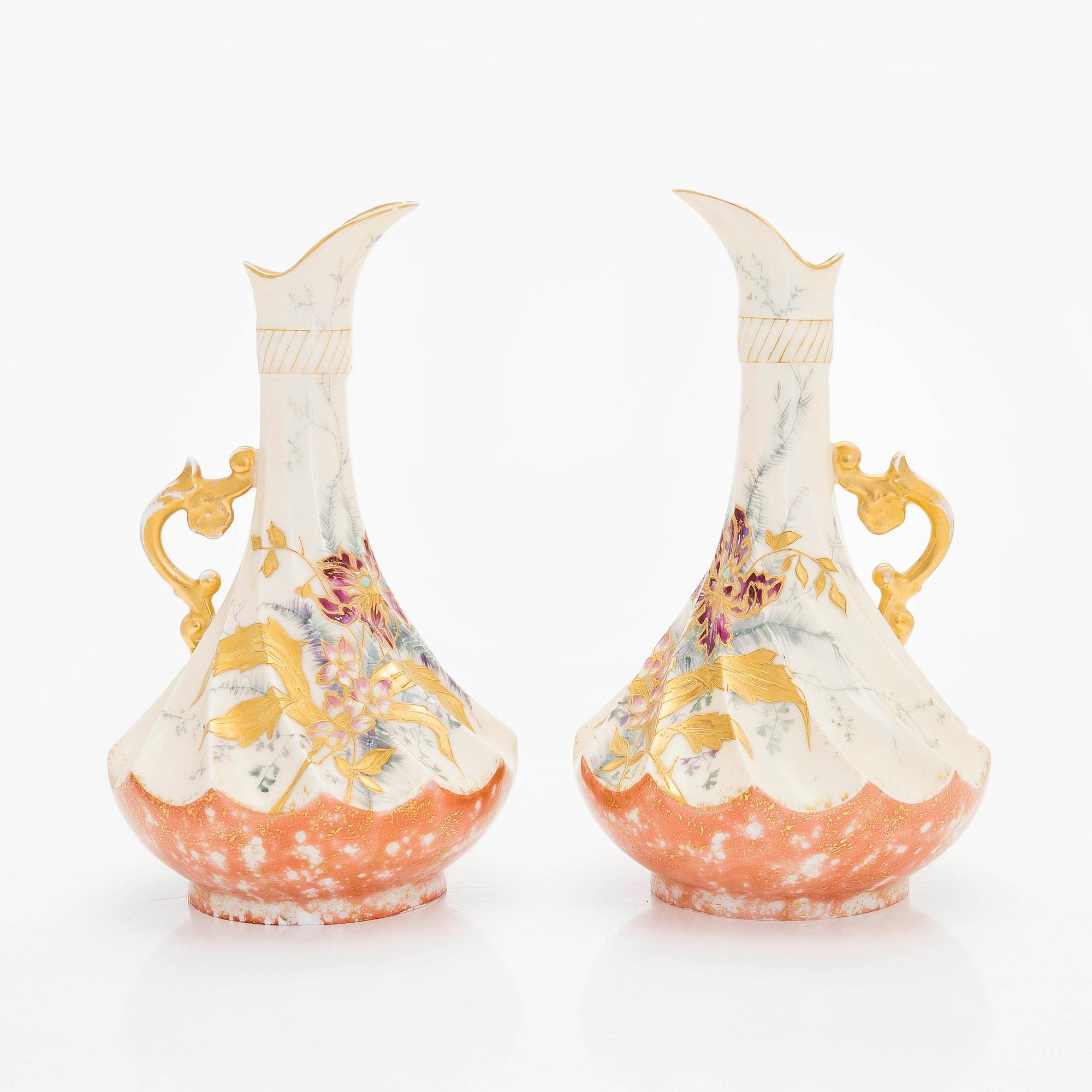 Kannor, ett par, Satsuma, samt urna, Imari, porslin, Japan, 1900-talets början,.