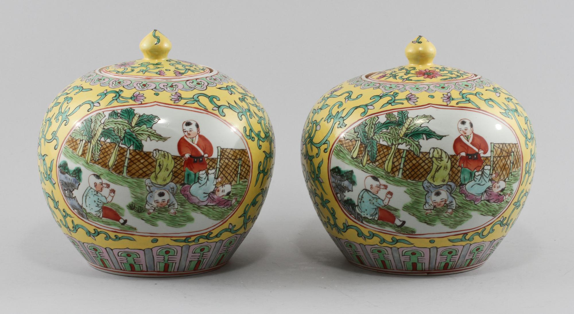 LOCKBOJANER, ett par, porslin, Kina, 1900-tal.