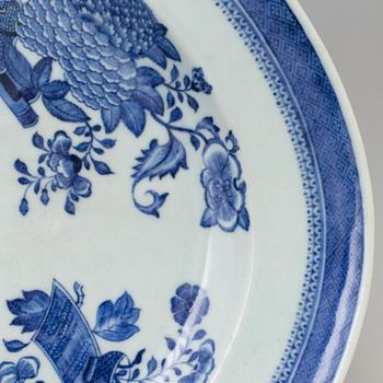 A chinese export blue and white fitz-hugh decorated serving dish. Qing dynasty, Jiaqing (1796-1820).