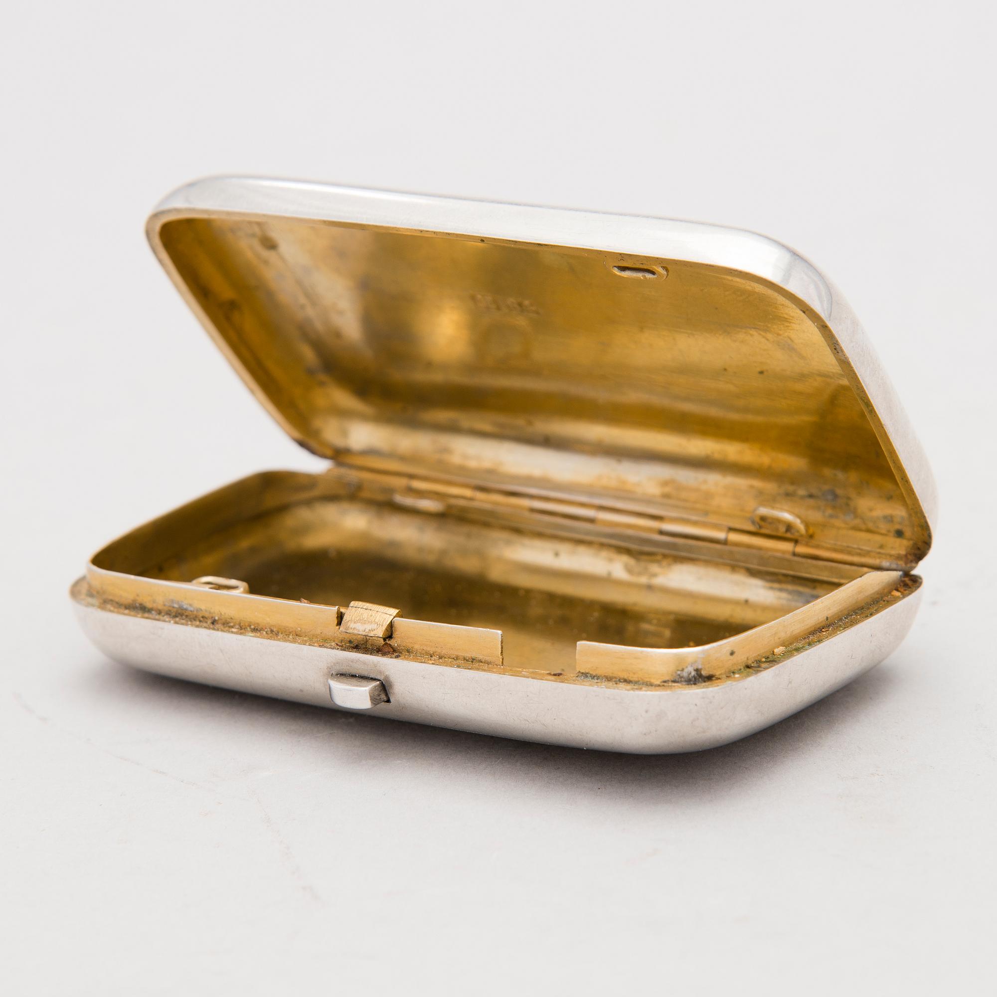 A Russian silver cigarette case, mark of OE, assay master Vasily Aleksandrovich Petrov, Moscow (1883-1893).