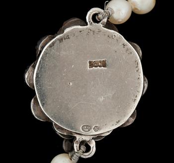 PÄRLCOLLIER, odlade saltvattenspärlor med lås i silver.