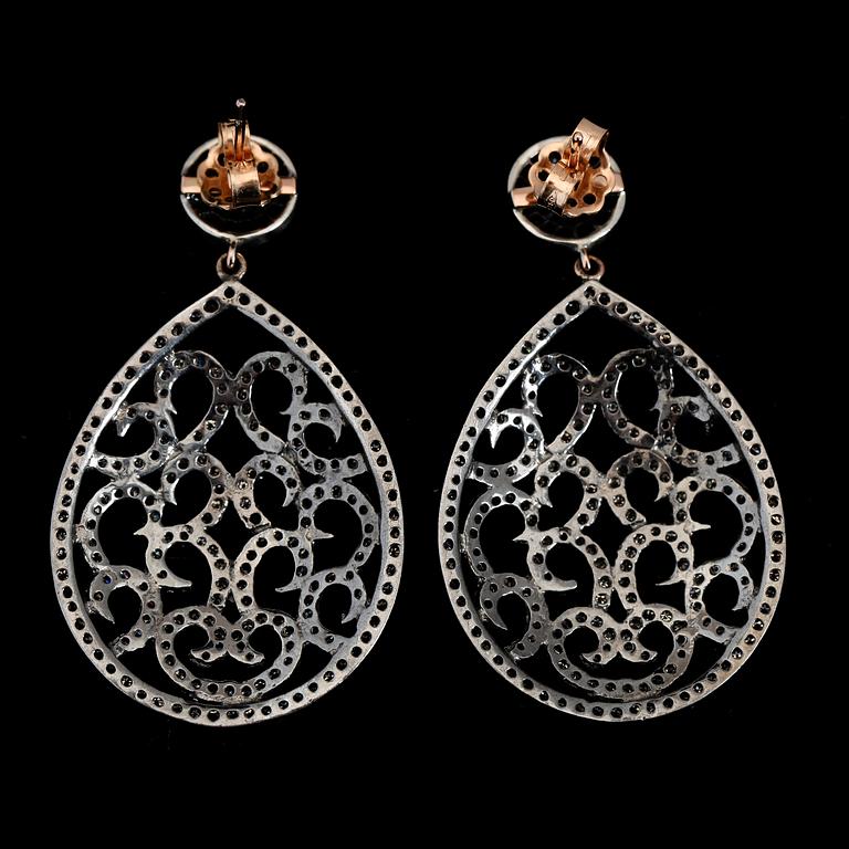 ÖRHÄNGEN, 1 par, silver/18K roséguld, diamanter tot ca 3.00 ct.