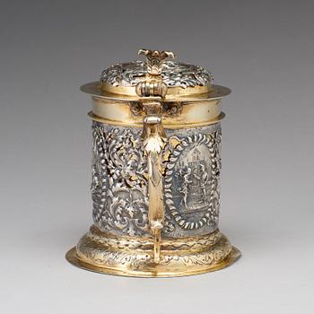 A German 17th century parcel-gilt silver tankard, marks of Israel Thelott, Augsburg (1654-1696).