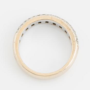 Alliance ring in white gold with small brilliant-cut diamonds.