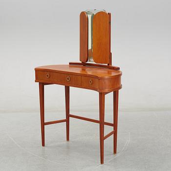 A mid 20th century toilet table.