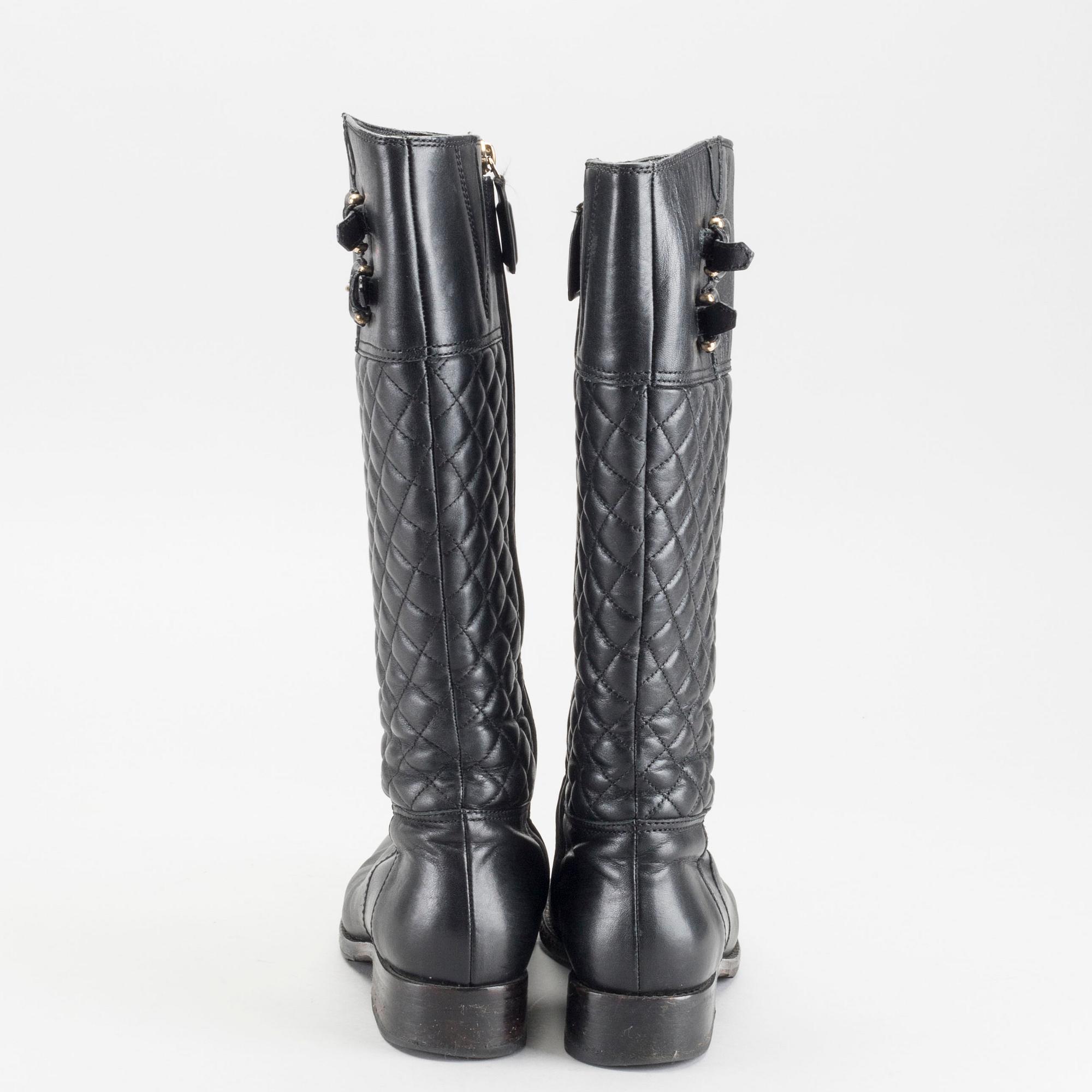 A PAIR OF Sz 36,5 BURBERRY BOOTS.