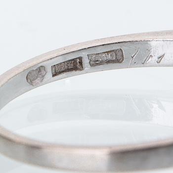 RING, 18K vitguld med briljantslipad diamant, enligt certifikar 1.01 ct. Otydliga stämplar.