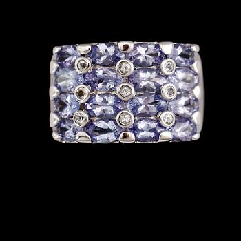 RING, sterlingsilver, tanzaniter tot ca 3.50 ct, vita topaser tot ca 0.14 ct.