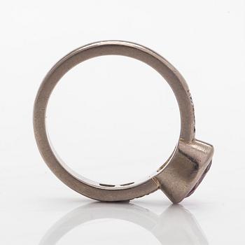 Sormus, 18K palladiumvalkokultaa, ovaalihiottu safiiri ja timantteja.