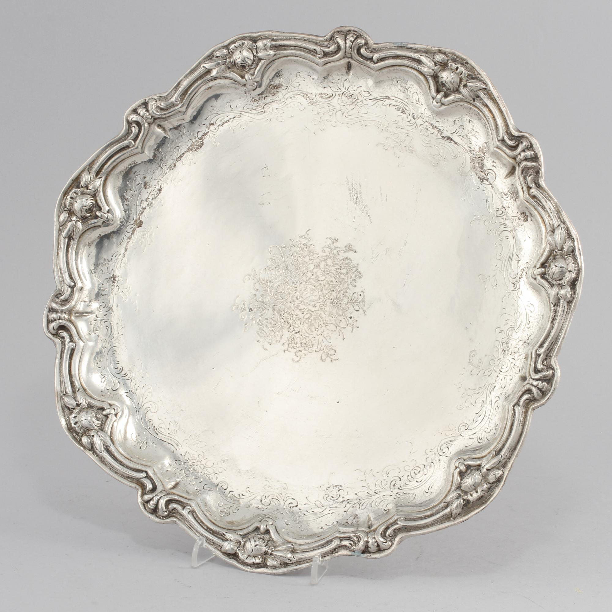 BRICKA, silver, importstämplad, 1900-tal. Vikt 915 g.
