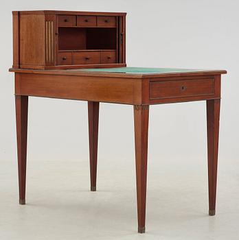 SKRIVBORD MED UPPSATS. Sengustavianskt stockholmsarbete, 1700-talets slut.