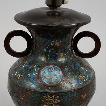 Urna, brons och cloisonne. Kina, omkring 1900.