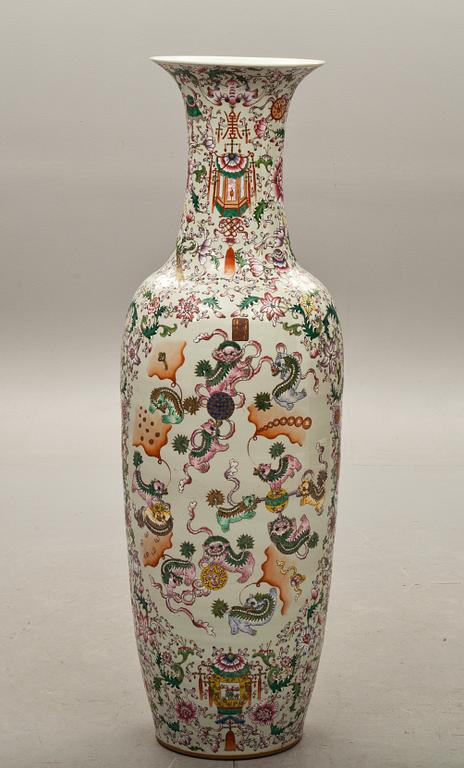 GOLVURNA, porslin, Kina, 1900-tal.