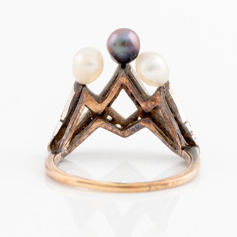 An 18K gold and platinum ring set with pearls and old-cut diamonds.