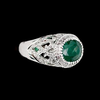 RING, 18 k vitguld, smaragd ca 4.00 ct, diamanter tot ca 0,55 ct.