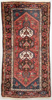 An Oriental rug, approx. 200 x 105 cm.
