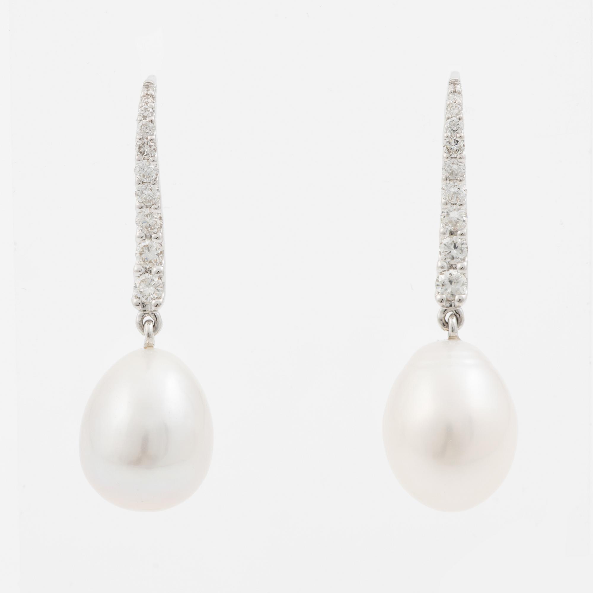 Earrings 18K white gold with cultured pearls and round brilliant-cut diamonds.
