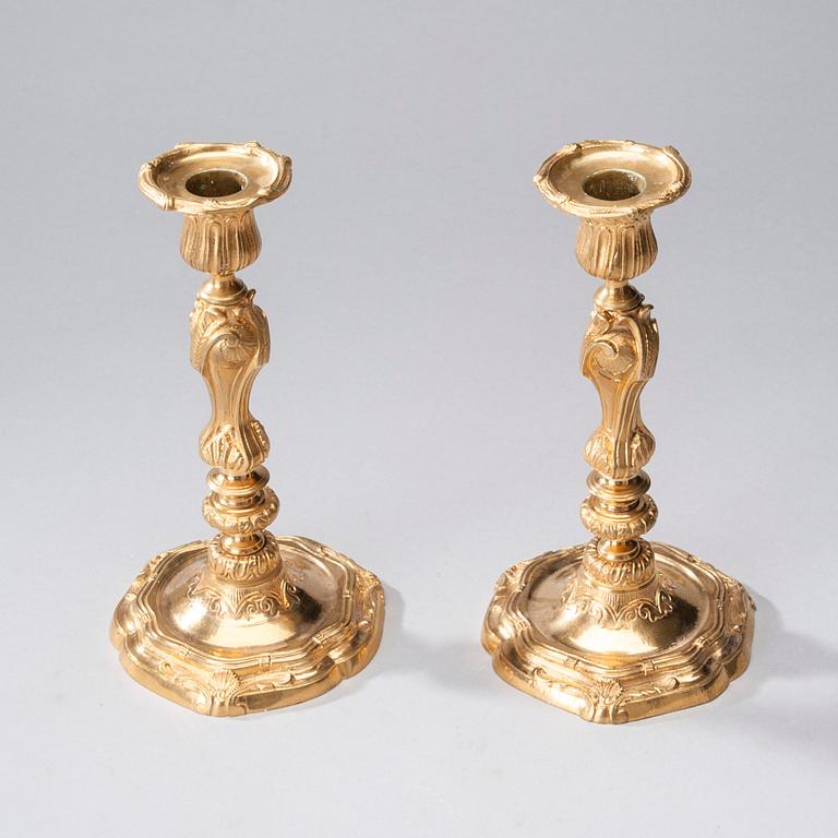 KYNTTILÄNJALKAPARI, kullattua pronssia, uusrokokoo, noin 1860-70-luku.