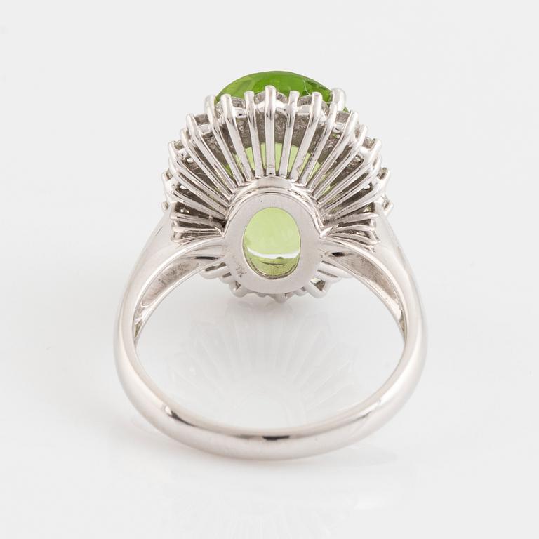 Ring, cocktailring med peridot och briljantslipade diamanter.