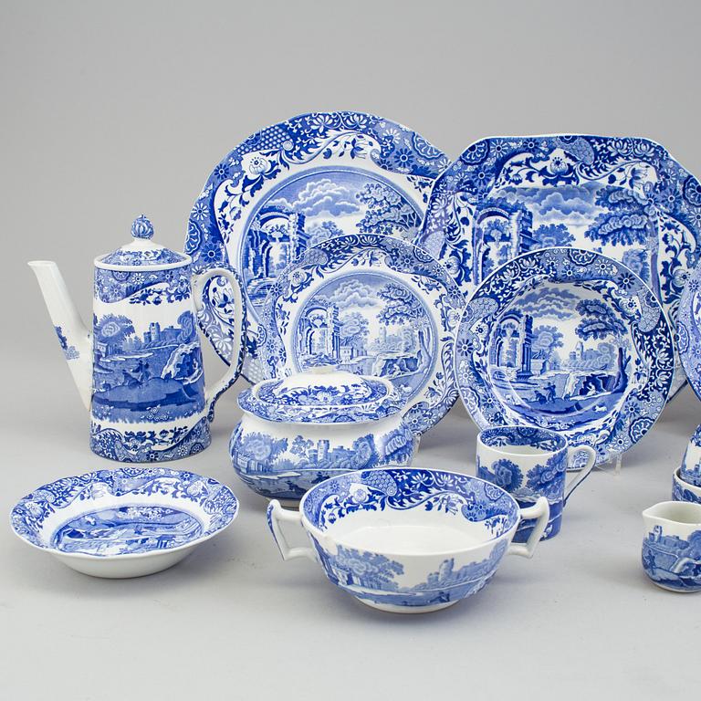 A large Copeland 'Spode's Italian' porcelain dinner- and coffee service, 107 pieces.