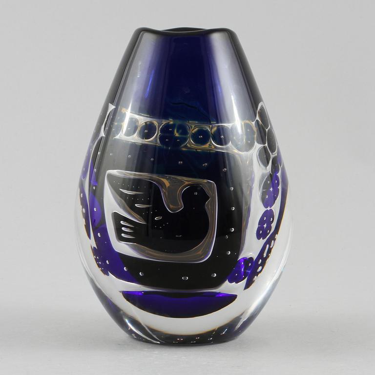 EDVIN ÖHRSTRÖM, vas, glas, ariel, "Flickan och duvan", Orrefors, signerad och daterad -89.