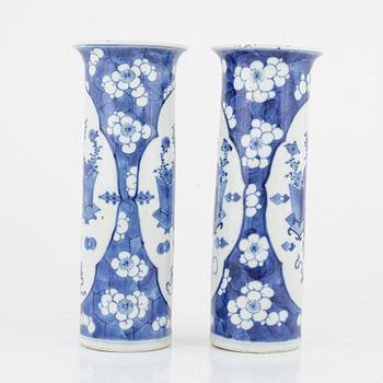 Vaser, ett par, porslin, Qingdynastin, Kina, 1800-tal.