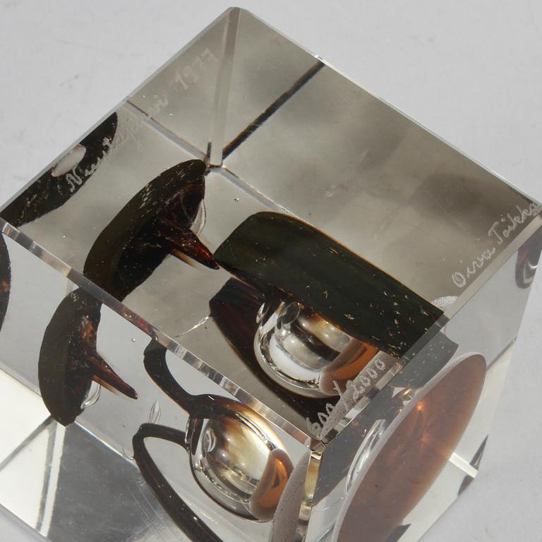 ÅRSKUB, glas, Oiva Toikka, Nuutajärvi, signerad, numrerad 600/2000 och daterad 1977.