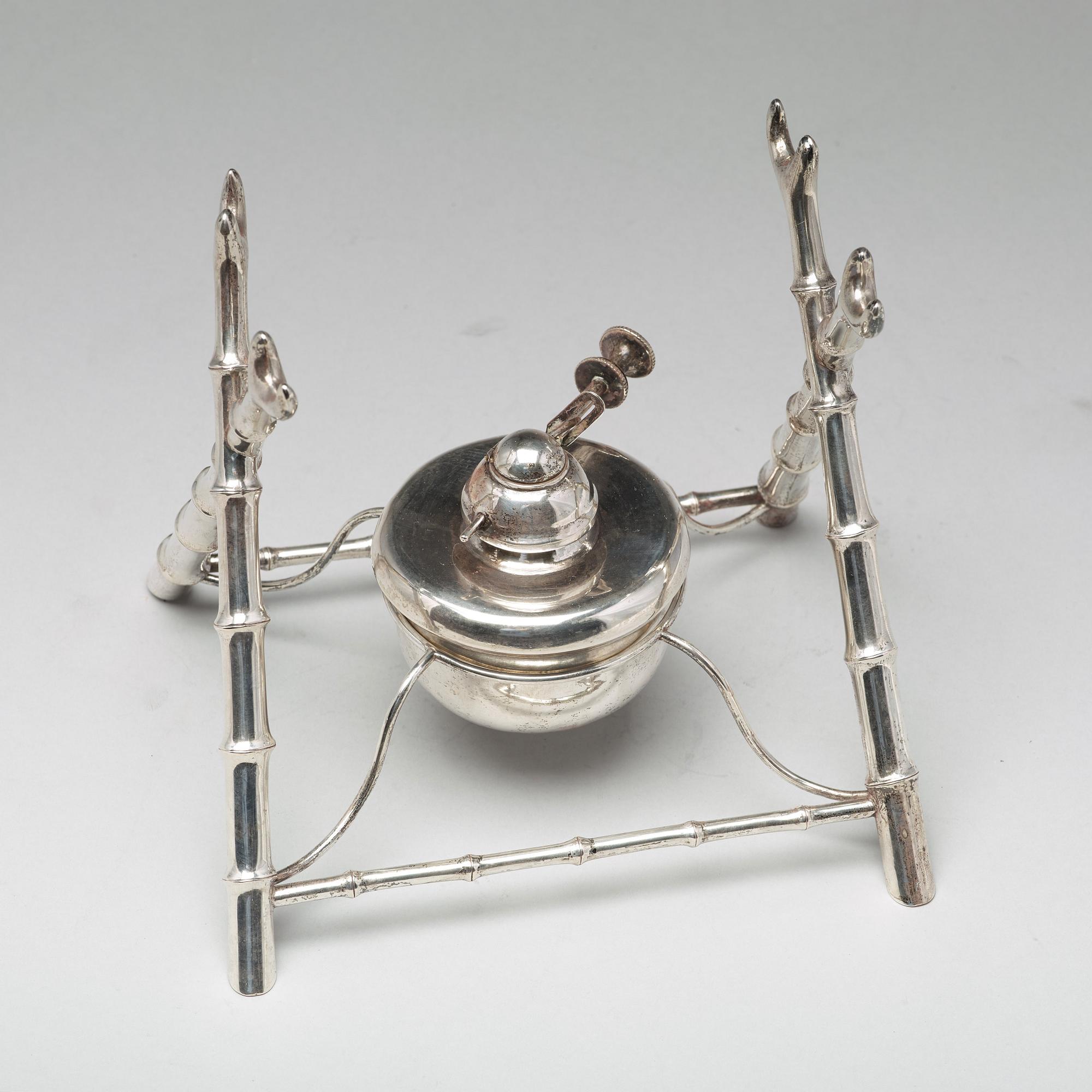 KANNA med LOCK på RECHAUD, silver. Luen Wo, Shanghai, omkring 1880-1925.