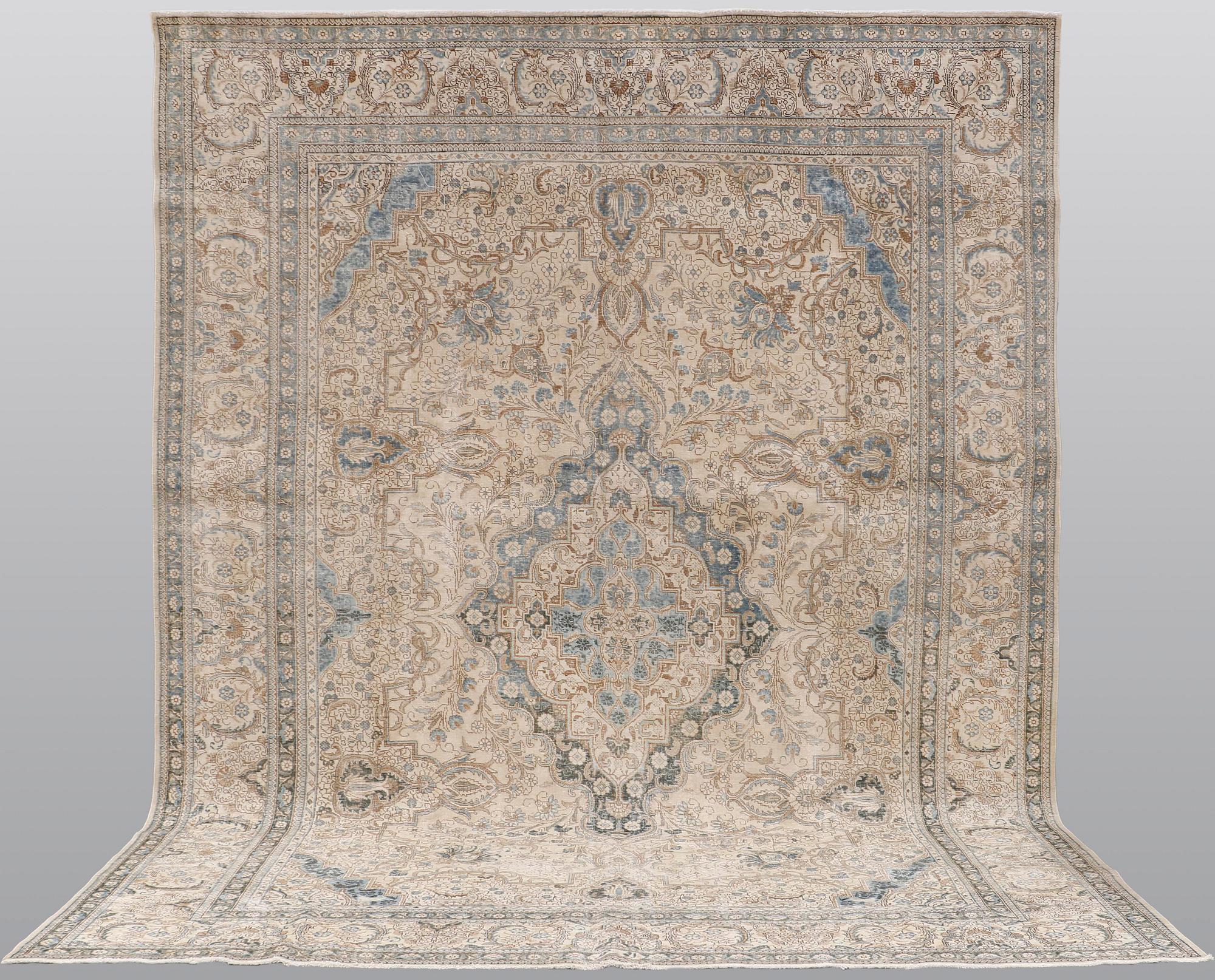 A carpet, Oriental, ca 430 x 324 cm.